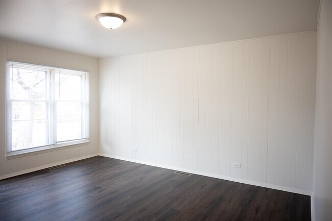 Building Photo - 423 Fairlawn Dr