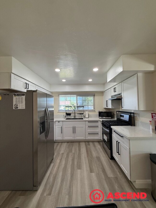 Building Photo - Charming 3 Bedroom / 2 Bath Home + Additional Office