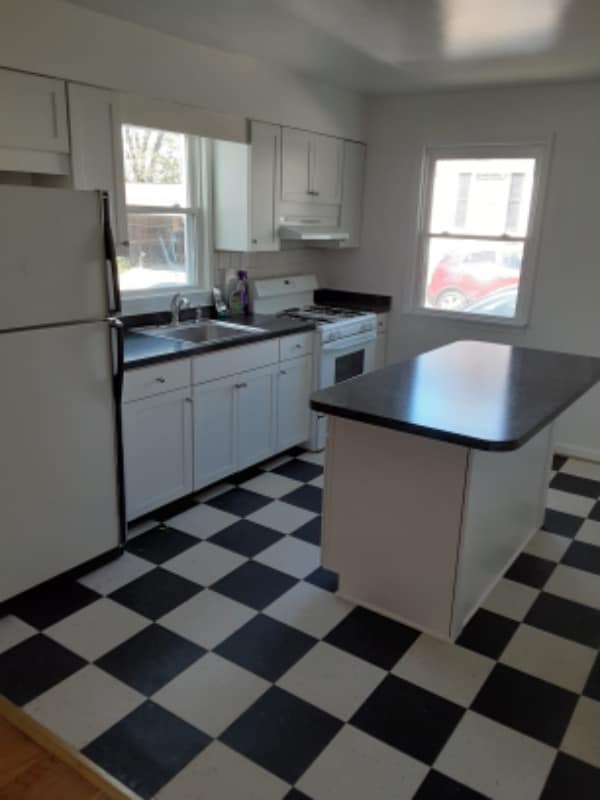 Building Photo - 8314 Sunset Dr