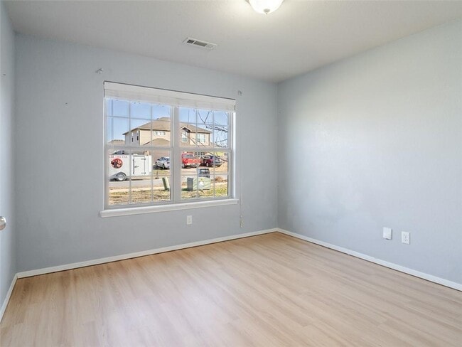 Building Photo - 904 SW Green World St