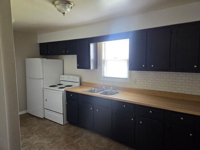 Building Photo - Remodeled 2 bed unit, ready for a new family
