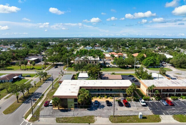 Building Photo - GORGEOUS FULLY RENOVATED 1st FLOOR 2 BEDROOM 1 BATHROOM CONDO LOCATED JUST 5 MINUTES FROM VENICE ...
