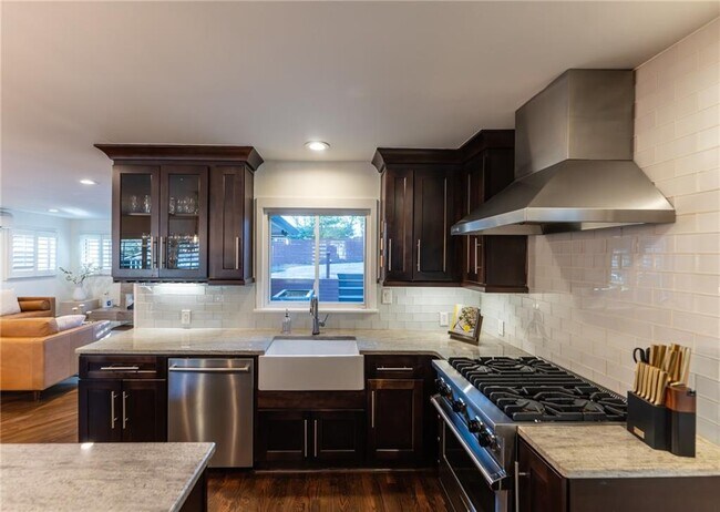 Building Photo - 3844 Longview Dr