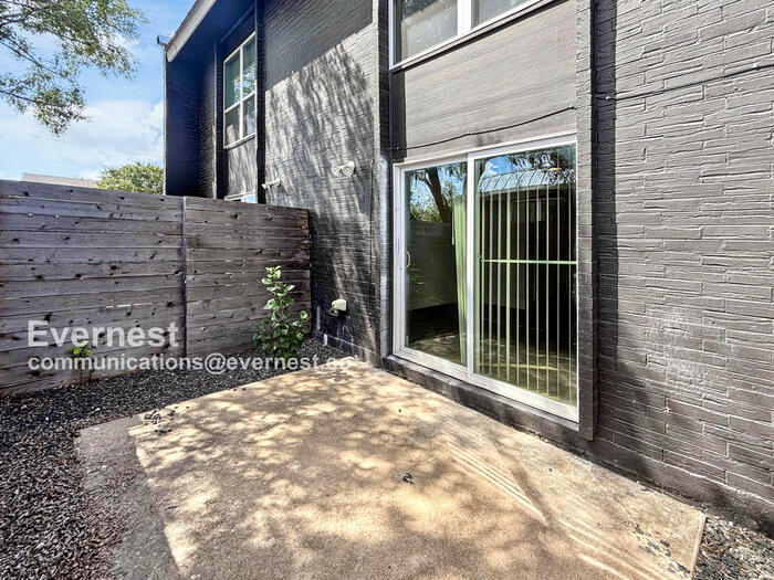 Building Photo - 3804 Southway Dr