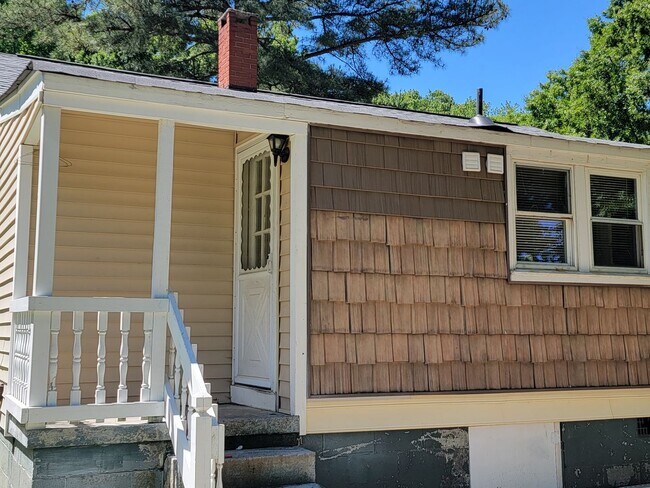 Building Photo - 2 Bedroom 1 Bathroom House