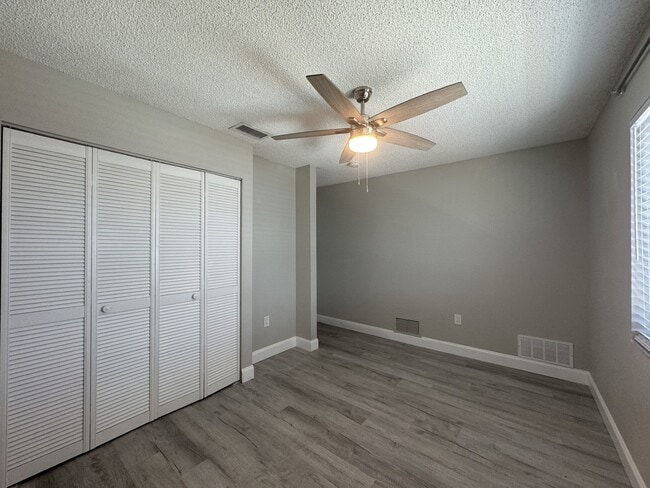 Building Photo - 302 Parkside Dr