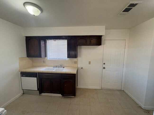 Building Photo - 2096
