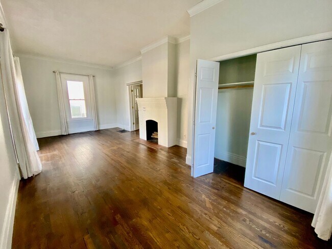 Building Photo - Awesome 4BD/3BA in prime Uptown! Remodeled w/ HGTV! Avail. May 1st!