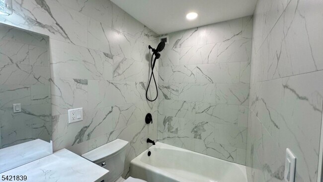 Building Photo - 1 Claridge Dr