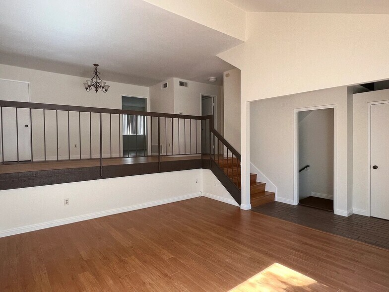 Building Photo - 598 W Huntington Dr