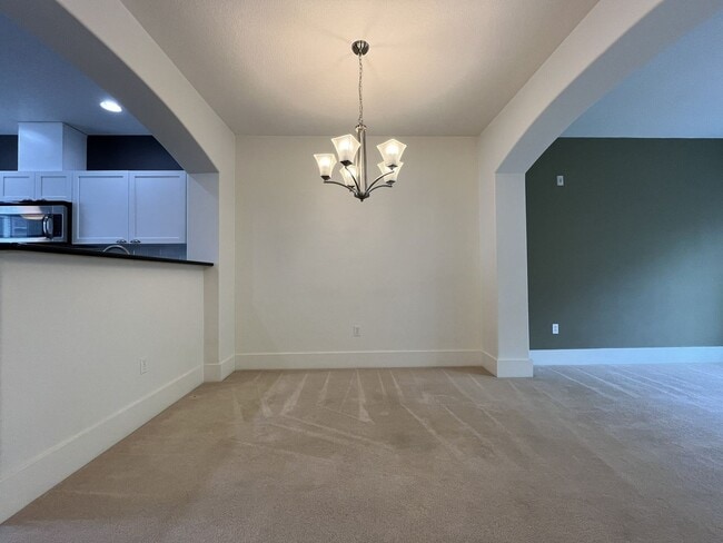 Building Photo - 2 Bedroom 2.5 Bathroom with 2 Tandem Car garage ~ Convenient Cedar Mill Location Near St. Vincent...