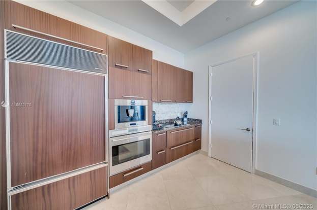 Building Photo - 15811 Collins Ave