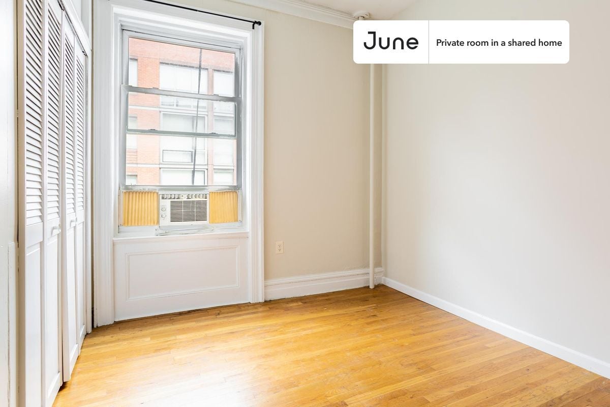 Building Photo - Room in Shared 4 bed/1 bath home