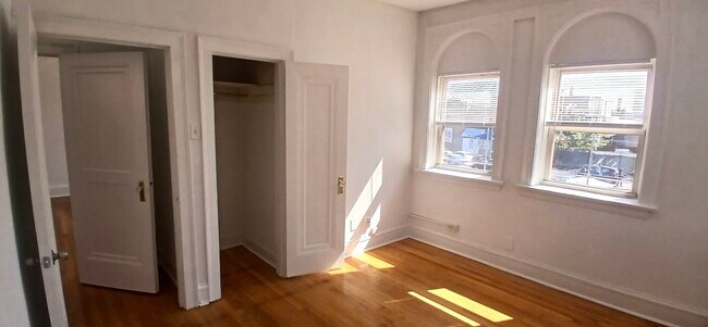 Building Photo - 4808 W Barry Ave
