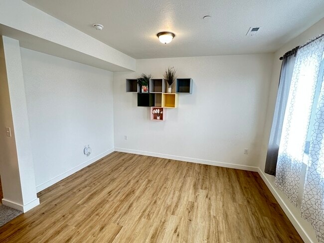 Building Photo - Modern 3-Bedroom Condo in Adventurous Daybreak!