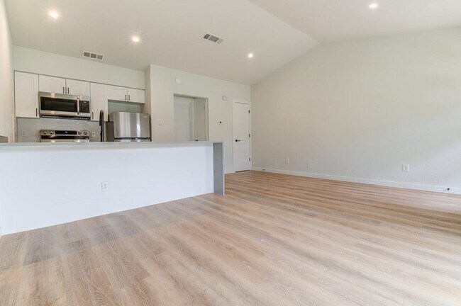 Building Photo - 1215 Hollow Creek Dr