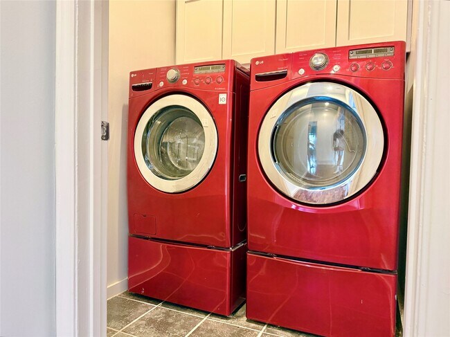 Building Photo - 608 W Drew St