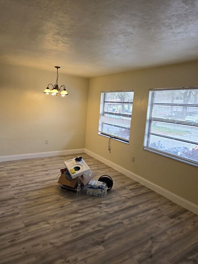 Building Photo - Beautiful 2 bedroom 1 bathroom Single Fami...