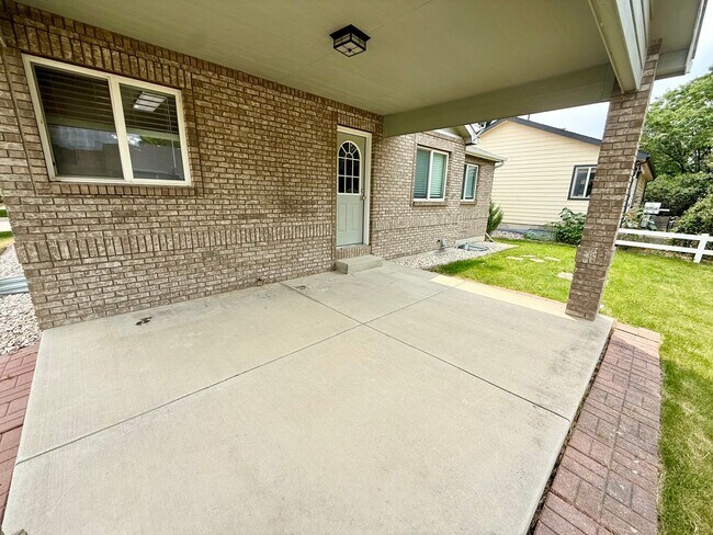 Building Photo - Ranch Style Home Located on Dead-End Street, Easy Access to I-25