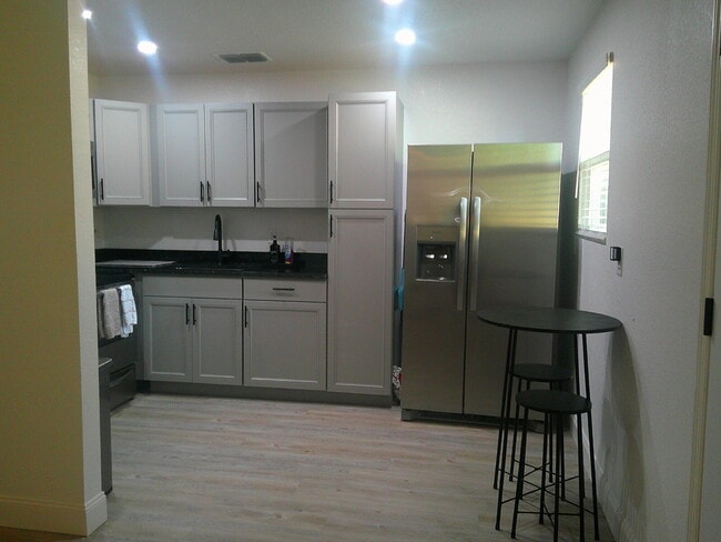 Building Photo - Adorable updated 2 bedroom 1 bath Unit in ...