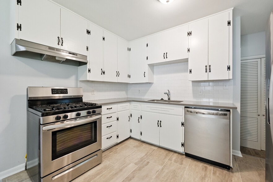 Building Photo - 2301 W 73rd St