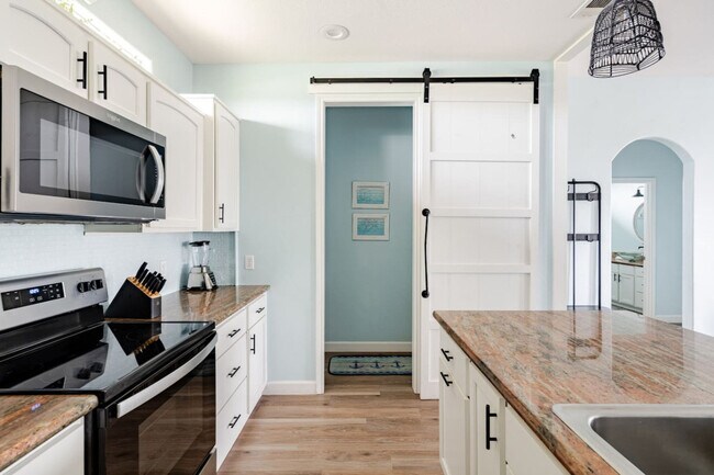 Building Photo - 994 Dolly St