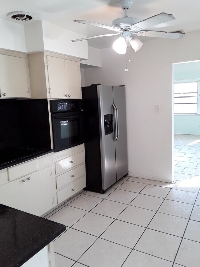 Building Photo - Three Bedroom One Bathroom House near Gulfport area.
