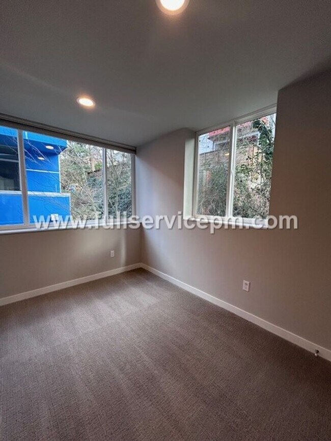 Building Photo - Contemporary 3 BD Mt. Baker Townhome! Location!!