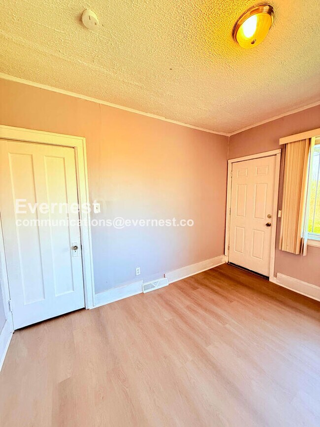 Building Photo - 2302 Hazelwood St