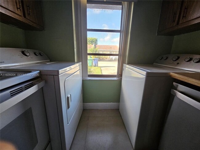 Building Photo - 5317 SW 140th Pl