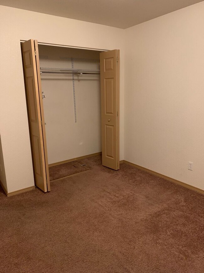 Building Photo - AVAILABLE NOW!! West side - 2 Bdrm, 1 Bath