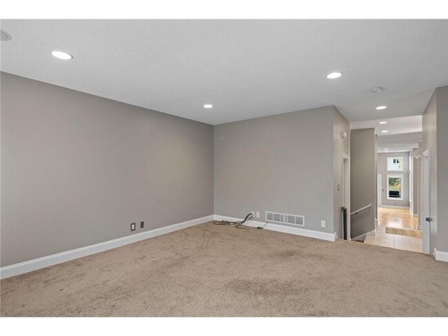 Building Photo - 517 River St