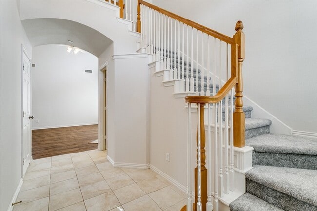 Building Photo - 511 Poplar Ln