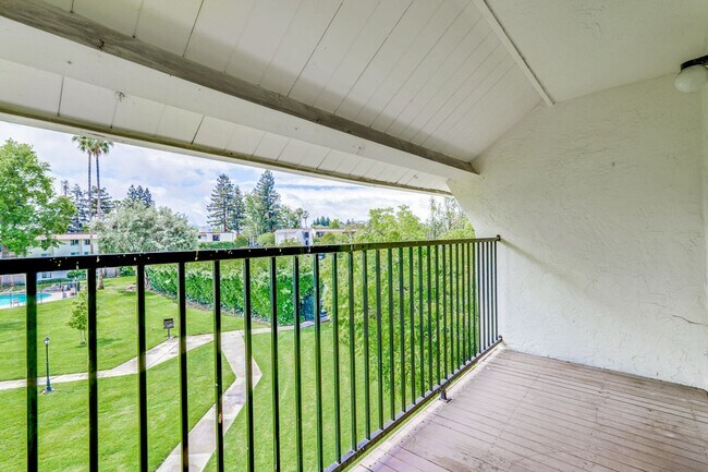 Building Photo - Top Floor Unit - Balcony - Elevator Access - Community Pool & Tennis Court