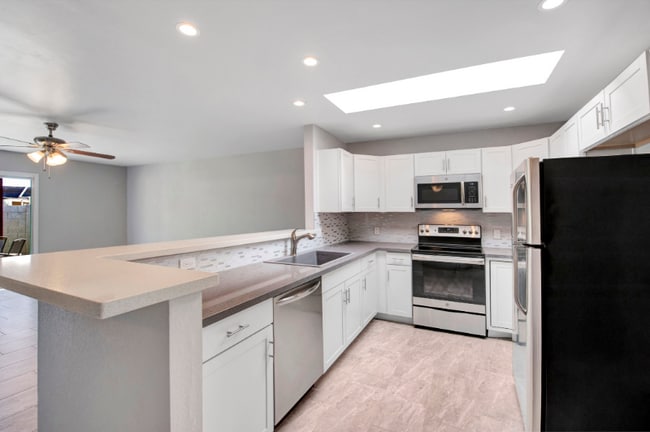 Building Photo - 2515 E Villa Maria Dr