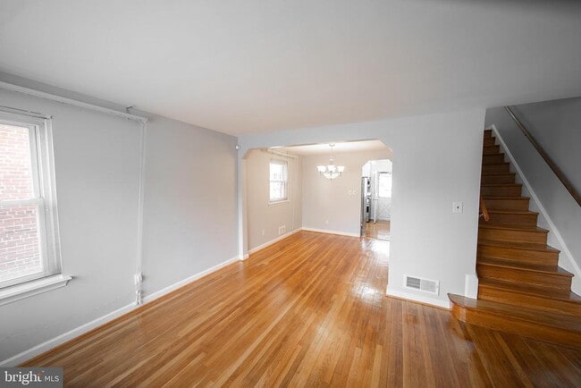 Building Photo - 604 Nicholson St NE