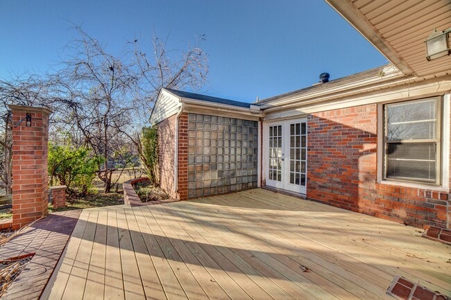 Building Photo - 4 Bed | 2 Bath in Midtown!