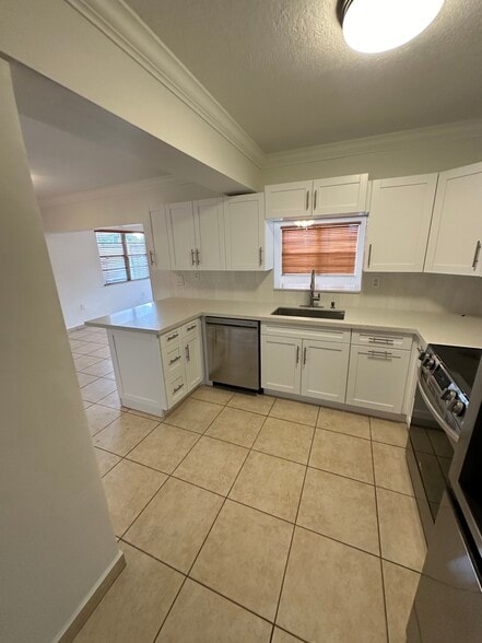 New kitchen and appliances - 403 SW 78th Pl