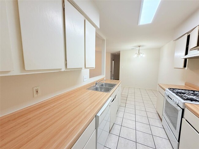 Building Photo - 405 Parkhill Cove