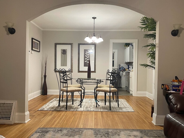 Building Photo - 607 7th Ave SE