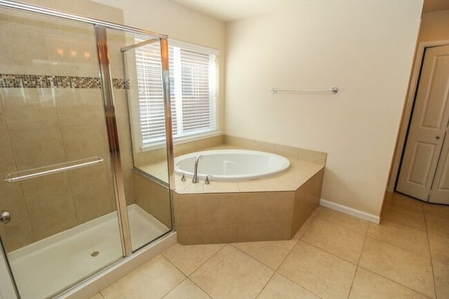 Building Photo - Excellent Snohomish Location. 5bed 3bath 2 Car Garage Sitting on a non through street with very l...