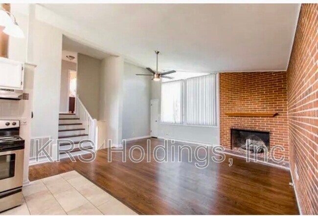 Building Photo - 103 Middleboro Pl