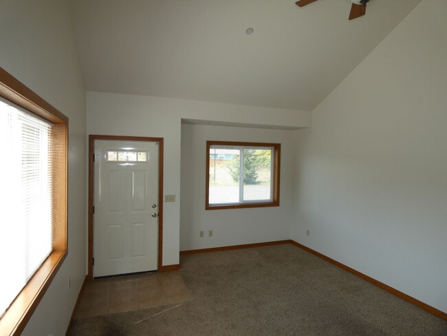 Building Photo - APPLICATION PENDING - Quiet living close t...