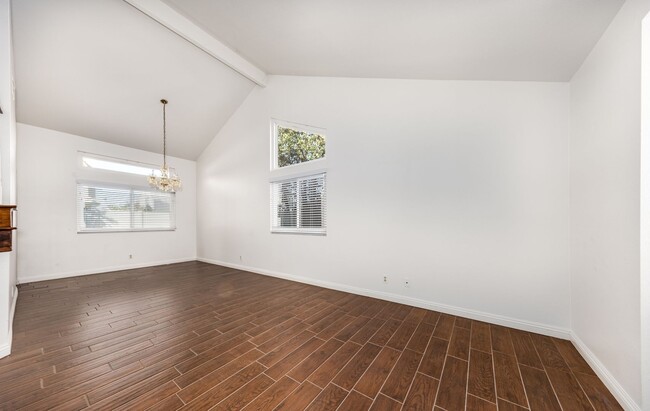 Building Photo - Beautiful Updated Home Close to Park