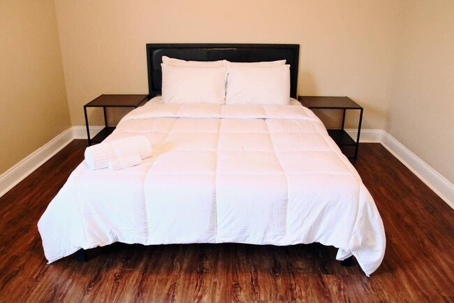 Building Photo - 3000 Lasalle St