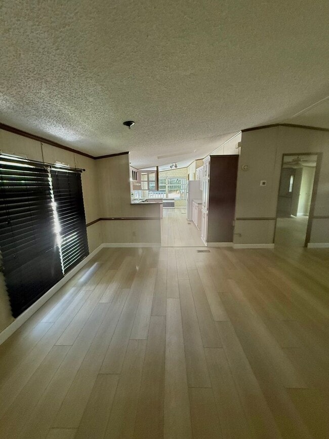 Building Photo - Large Updated Three Bedroom