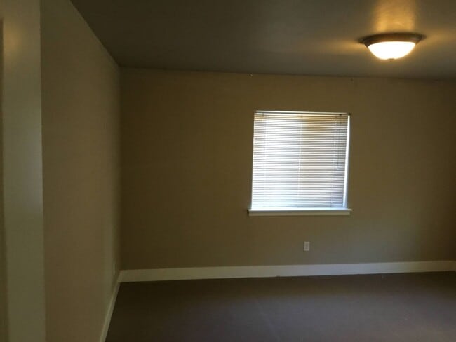 Building Photo - 5 Bedroom Duplex in University Area