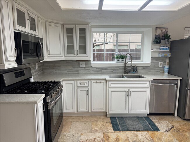 Building Photo - 15806 Oak Mountain Dr