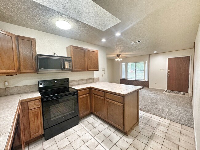 Building Photo - "Charming 2-Bedroom, 1-Bath in Horseshoe F...