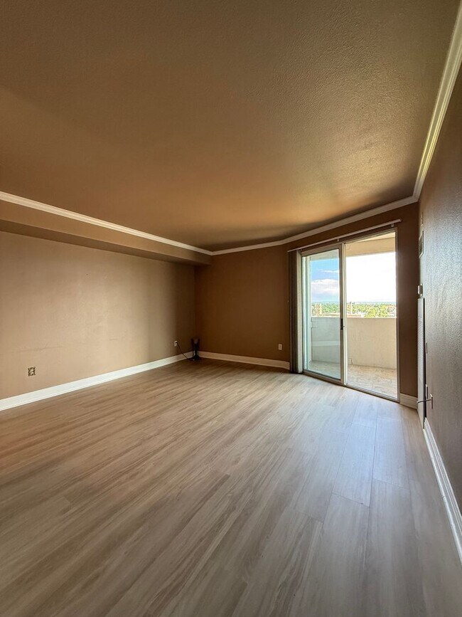 Building Photo - Spacious 1bd/1ba TOP FLOOR CONDO! Availabl...